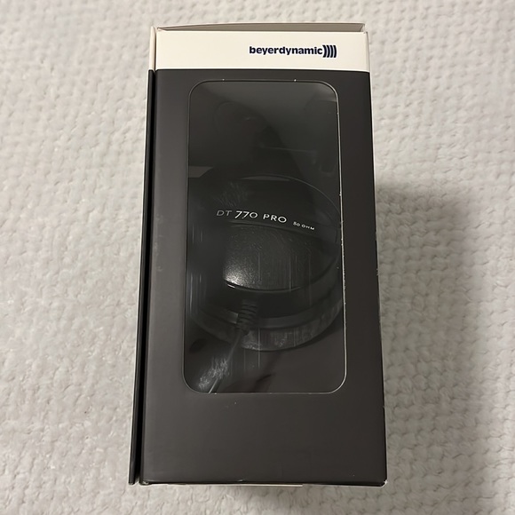 beyerdynamic DT 770 PRO 80 OHM Over-Ear Studio Headphones in Gray - Picture 6 of 12